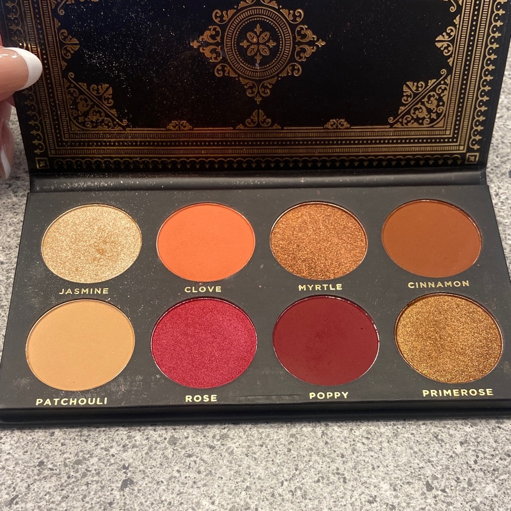 Ace Beaute Vibrant Eyeshadow Palette with Gold and Red Hues